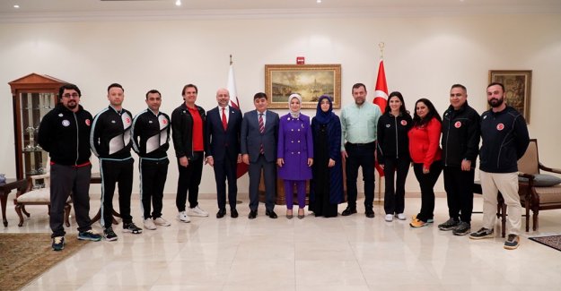 Bakanımız Mahinur Özdemir Göktaş Katar’da Milli Yüzücülerle ve Filistinli Gazeteci Dahduh ile Bir Araya Geldi