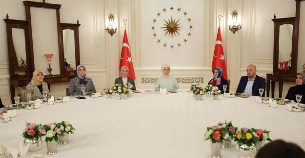 Emine Erdoğan Hanımefendi ve Bakanımız Mahinur Özdemir Göktaş “Gönül Elçileri” ile İftar Programına Katıldı