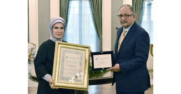 Emine Erdoğan, "Sıfır Atık" projesine verilen AKDENİZ-PA Ödülü’nü teslim aldı